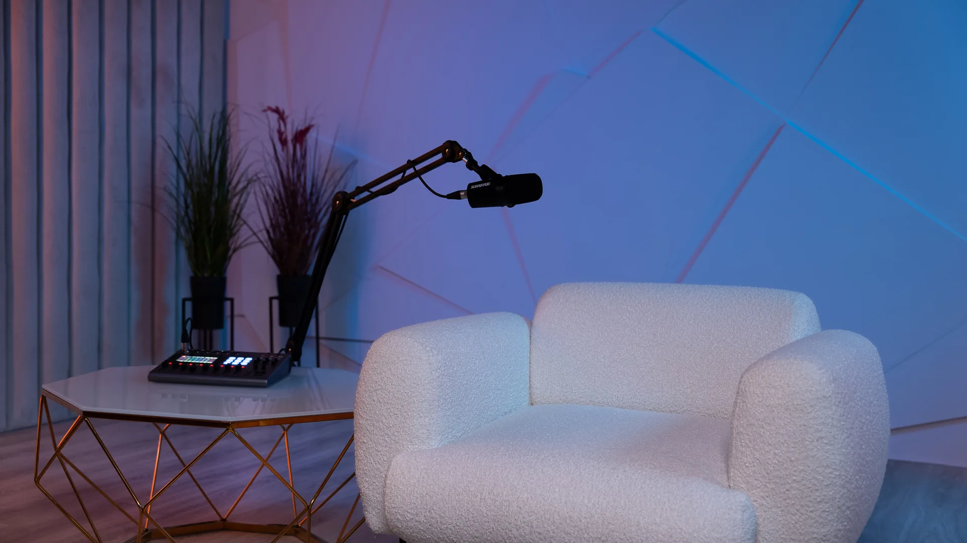 Зона інтерв'ю залу Золота Кнопка — мінімалістичний фон для YouTube-зйомок