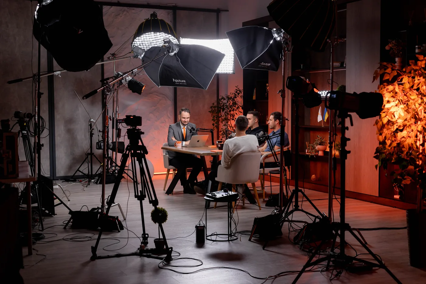 Зйомка подкасту з трьома учасниками — LOCATION production